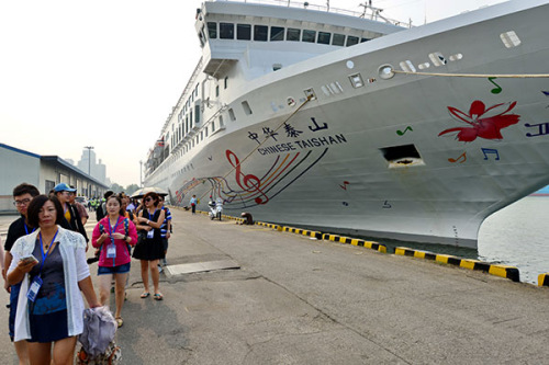 Passengers from the Chinese Taishan cruise liner disembark in Seoul. (Photo/China Daily)