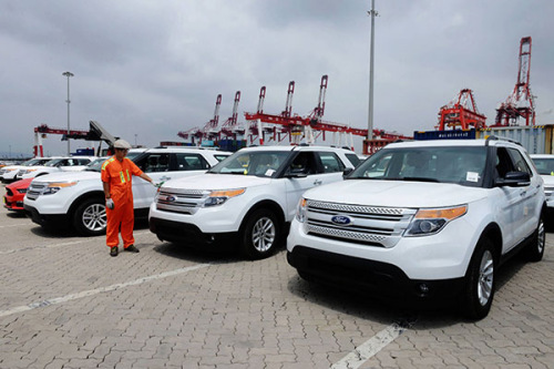 Imported cars at the Port of Qingdao Bonded Area in Shandong province. Despite flagging sales for parallel import cars, the central government is trying to accelerate pilot programs that would allow auto dealers in China to directly import vehicles from foreign production bases. (Photo/China Daily)