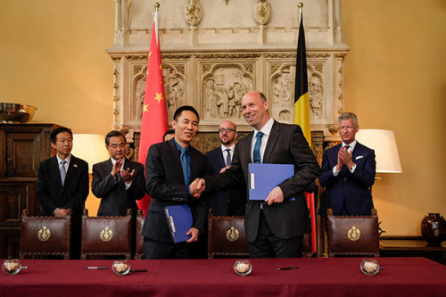 Luo Feng, CEO of IZP Technologies Group, signs a cooperation agreement with Cnext in Brussels, June 29, among many deals struck during Chinese Premier Li Keqiang's visit to Belgium. (Photo provided to China Daily)