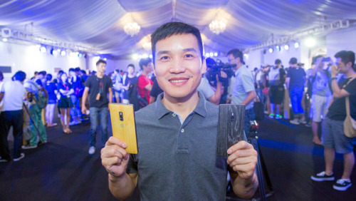 Pete Lau, founder and CEO of OnePlus, displays two OnePlus 2 on July 28, 2015 during the launch ceremony of OnePlus 2 held in Beijing. (Photo provided to chinadaily.com.cn)