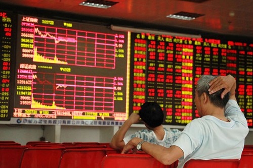 Investors monitor share prices at a brokerage in Haikou, Hainan province, during the morning session on Wednesday. The benchmark index gained 3.44 percent to 3,789.17 points after declining more than 8 percent on Monday. (Photo/China Daily)