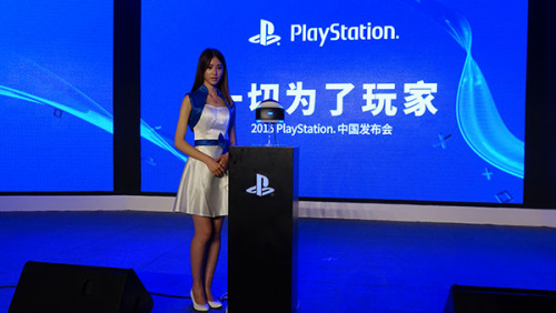 A model poses with Project Morpheus HMD, Sony's latest virtual reality (VR) gear, during a press event held on July 29, 2015 in Shanghai. (Liu Zheng/chinadaily.com.cn)