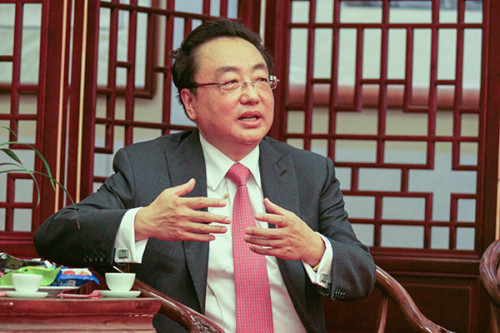Jiao Jialiang, a CPPCC member and chairman of LongRun Group, takes questions during an event that celebrates the 10th anniversary of his company's Hong Kong-listed subsidiary LongRun Tea Group, July 16, 2015. (Photo/chinadaily.com.cn)