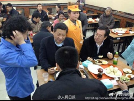 President Xi Jinping at a steamed dumplings restaurant in Beijing in 2013. [Photo by Sihaiweichuanbo/weibo.com]