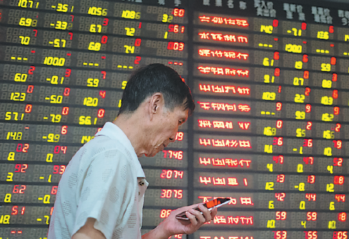 An investor at a brokerage in Nanjing, capital of Jiangsu province. The Shanghai Composite Index fell by 1.1 percent on Aug 3. (Su Yang/China Daily)