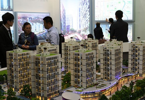 Potential homebuyers at a property expo held in April in Beijing. (Wang Zhuangfei/China Daily)