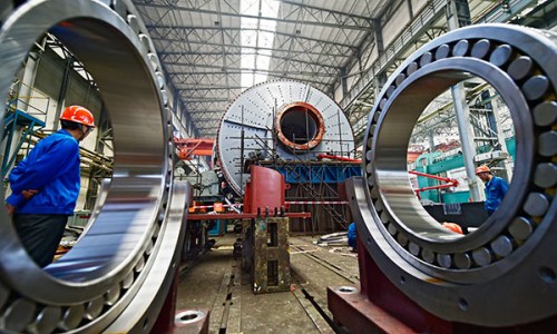 Grinding machines at an assembly line of CITIC Heavy Industries Co Ltd in Luoyang, Henan province. The country's overall machinery manufacturing industry expanded at its slowest pace since 2008, in the first six months of the year.(Huang Zhengwei/China Daily)
