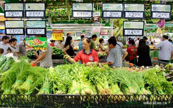 People buy vegetables at a supermarket in Hengshui City, north China's Hebei Province, Aug. 8, 2015. China's consumer price index (CPI), the main gauge of inflation, rose by 1.6 percent year on year in July, the highest level since 2015, the State Bureau of Statistics announced on Aug. 9. (Photo: Xinhua/Mou Yu)