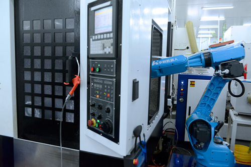 An assembly line at Dongguan Janus Precision Components Co Ltd, a structural parts supplier for Samsung mobile phones in Dongguan, Guangdong province. It said revenue from Samsung-related deals decreased in the first six months.(Photo provided to China Daily)