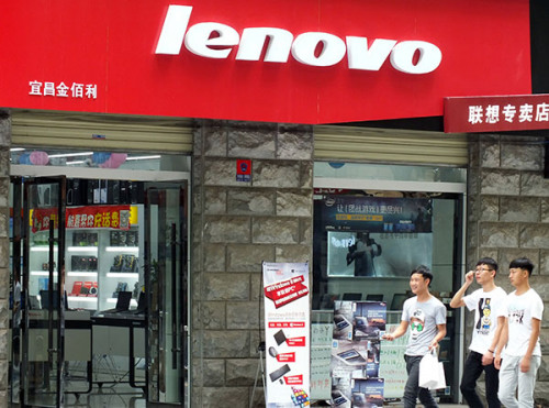 A Lenovo outlet in Yichang, Hubei province. The company announced a 51-percent year-on-year decline in net income for its first fiscal quarter on Thursday. (Liu Junfeng/China Daily)