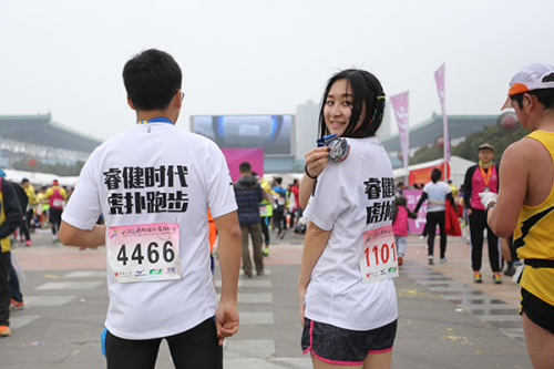 Sports fans, wearing FitTime shirts, at a marathon on March 15 in Wuxi, Jiangsu province.(Photo provided to China Daily)