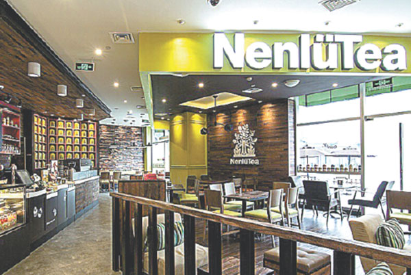 A fashionable NenluTea outlet in Chongqing, where customers sample NenluTea drinks. (Photo/China Daily)