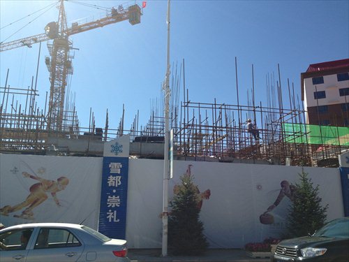 A sign reads snow county, Chongli at a construction site in Chongli county, Zhangjiakou, Northeast China's Hebei Province, on August 16. The county will host several events for the 2022 Olympic Winter Games. (Photo: Xie Jun/GT)