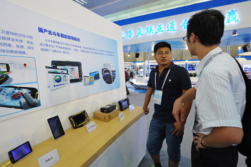 A visitor inquires about the driving navigation devices powered by the Beidou Satellite Navigation System at an expo in Urumqi, Xinjiang Uygur autonomous region. The home-grown system is a challenger to the United States-owned Global Positioning System. (Photo provided to China Daily)