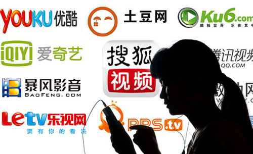 A woman watches video news on a smartphone.(Photo provided to China Daily)