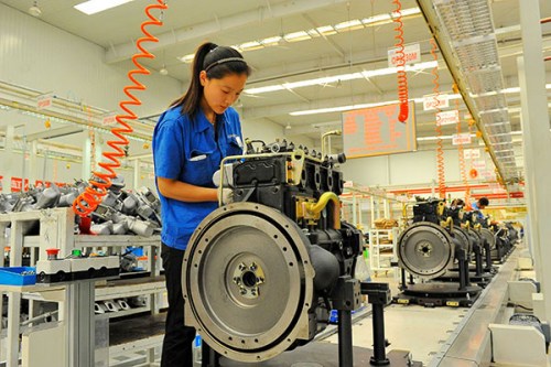 Workers assemble engines at a factory in Weifang, Shandong province. The pre-reading of the manufacturing Purchasing Managers Index, released by Markit Group Ltd and Caixin Media Co Ltd, slipped to 47.1 from the final reading of 47.8 in July. (Wang Jilin/China Daily)