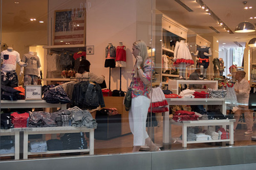 A GAP store in Shanghai. Although quickly growing, the Chinese market is still at an early stage of expansion offering attractive opportunities for foreign apparel brands. (Gao Erqiang/China Daily)