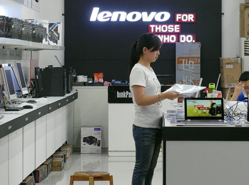 A Lenovo Group Ltd store in Yichang, Hubei province. The electronics giant is planning to raise PC prices to offset rising costs due to the weakening yuan. (Liu Junfeng/For China Daily)