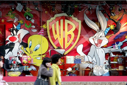  Warner forms China tie-up Pedestrians walk past a Warner Brothers studio in Shanghai. The US company is in talks to partner with China Media Capital to develop Chineselanguage films. (Photo provided to China Daily)