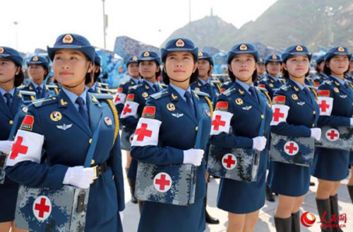 Medical team members practice during a training for the parade on Sept 3. (Photo/people.cn)