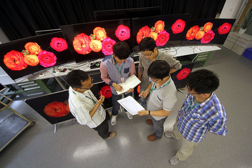 Technicians from Hisense Co Ltd test color images on Hisense TV sets at the facility in Qingdao, Shandong province. The company is among the world's top three producers of TV sets with a horizontal resolution of 4,000 pixels. (Photo/Xinhua)