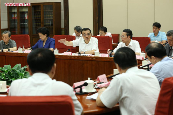 Chinese Premier Li Keqiang (C) presides over a State Council workshop on the impact the international economic and financial situation has on China's economy in Beijing, capital of China, Aug. 28, 2015. Chinese Vice Premier Zhang Gaoli also attended the workshop Friday. (Xinhua/Ma Zhancheng)