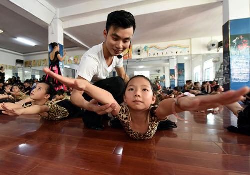 Kang Yuanming provides basic training at a dance class in Dongxiang county, Jiangxi province, in August. He and two colleagues set up a dance school after they graduated from Jiangxi Normal University in 2013. Song Zhenping/Xinhua
