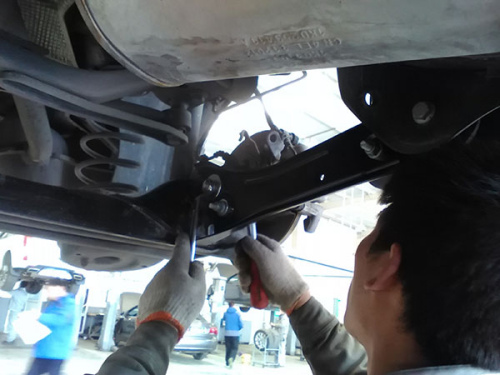A mechanic repairs a car at a 4S shop in Baoji, Shaanxi province. Authorized 4S stores will no longer have a monopoly as the sector is opened up to competition. (Photo provided to China Daily)
