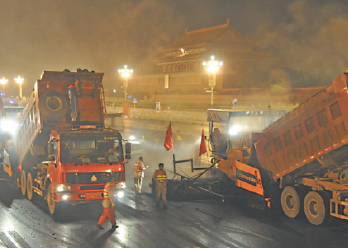 Workers lay asphalt on Chang'an Avenue in the center of Beijing in preparation for the Sept 3 parade to mark the 70th anniversary of the victory of the War of Resistance Against Japanese Aggression. (Photo provided to China Daily)