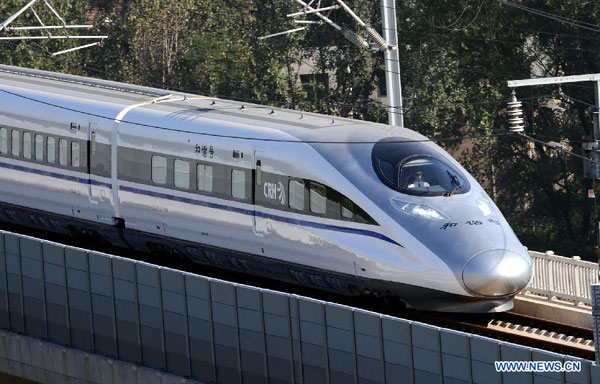 A bullet train moves in Xinzheng, central China's Henan province on Sept 28, 2012. [Photo/Xinhua]
