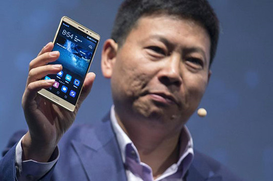 Richard Yu, head of consumer businesses at Huawei Technologies Co Ltd, presents its new smartphone, Mate S, ahead of the IFA electronics show in Berlin, September 2, 2015.(Photo/Agencies)