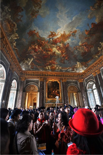 Chinese tourists at the Palace of Versailles in France. The country is one of the most popular European destinations for them. (Photo provided to China Daily)