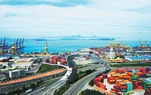A key port in Northeast China, Dalian Port handled more than 10 million containers in 2014. (Photo provided to China Daily)