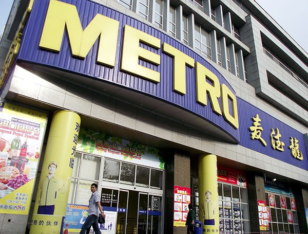 Customers enter a Metro supermarket in Nanjing, Jiangsu province, April 16, 2013. (Photo provided to China Daily)