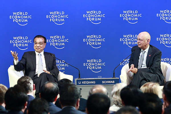 Premier Li Keqiang meets with Klaus Schwab, founder and executive chairman of the World Economic Forum, and other global corporate leaders at the 2015 Summer Davos forum in Dalian, Liaoning province, on Wednesday. (Photo/China Daily by Feng Yongbin)