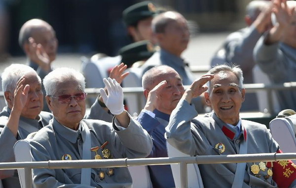 Veterans, whose average age is more than 78, salute to the spectators during the military parade marking the 70th anniversary of the victory of the War of Resistance against Japanese Aggression and the World Anti-Fascist War, in Beijing, Sept 3, 2015. (Photo/www.news.cn)