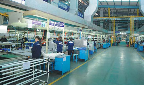Workers on the water heater assembly line of Guangdong Vanward New Electric Co. The gas appliances manufacturer built a cloud platform to collect and analyze sales figures. Photos Provided to China Daily