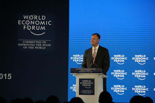 David Aikman, managing director of the World Economic Forum, announces the closing of the Annual Meeting of the New Championships, also known as the Summer Davos Forum in Dalian, northeast China's Liaoning Province on September 11, 2015. (Photo: CRIENGLISH.com/Huang Shan)