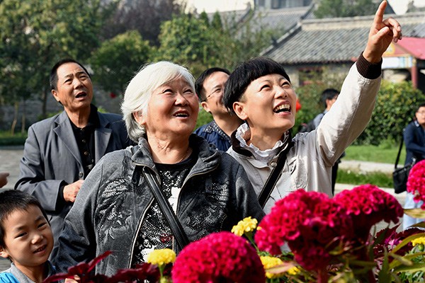 A family visits a garden in Bozhou, Anhui province, in autumn 2014. (Photo provided to China Daily)