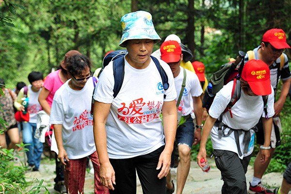 A group of seniors takes a mountain hike in Lushan, Jiangxi province. (Photo provided to China Daily)