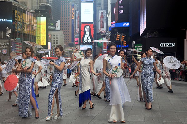 A qipao flash mob performs for tourists in Times Square, New York City, on Sept 10, 2015.(Photo by Ruan Yulin/China News Service)