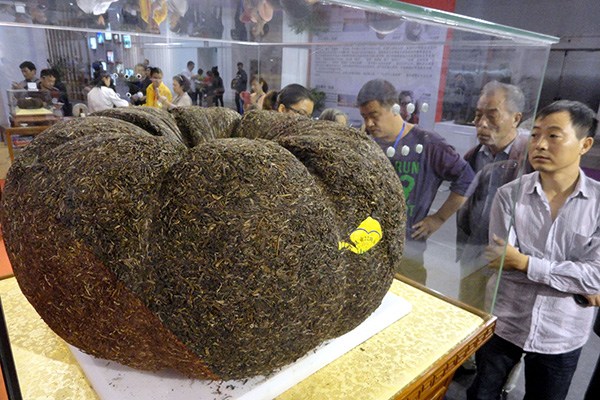 A 91-kg pu'er tea ball displayed at a fair in Suzhou, Jiangsu province. (Photo provided to China Daily)