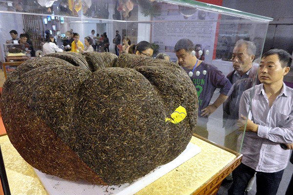 A 91-kg pu'er tea ball displayed at a fair in Suzhou, Jiangsu province. (Photo provided to China Daily)