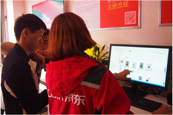 A villager shops online to order a washing machine. (Provided to chinadaily.com.cn)