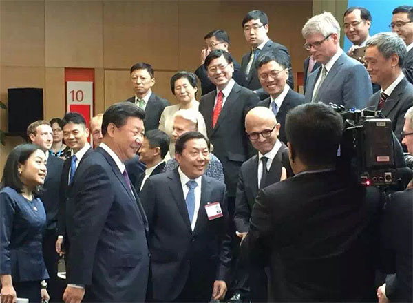 Chinese President Xi Jinping talks with tech executives at 8th U.S.-China Internet Industry Forum in Seattle, Sept 23, 2015. (Photo by Lao Jiang/Provided to chinadaily.com.cn)