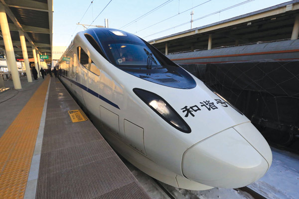 A high-speed train that runs on Lanzhou-Urumqi High-Speed Railway stops at Urumqi, Xinjiang Uygur autonomous region in this 2014 file photo. (Photo/Xinhua)
