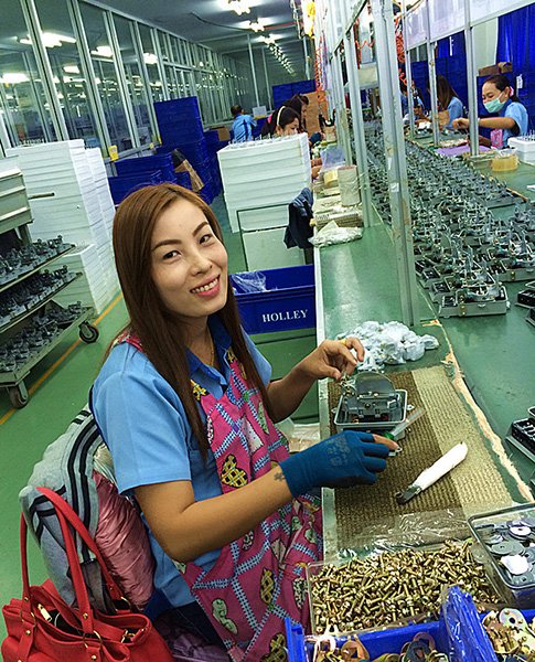 A Thai worker in Holley Group's Thailand factory. Collectively, Chinese firms in the Rayong Industrial Zone have created more than 10,000 jobs for local people. (Photo provided to China Daily)