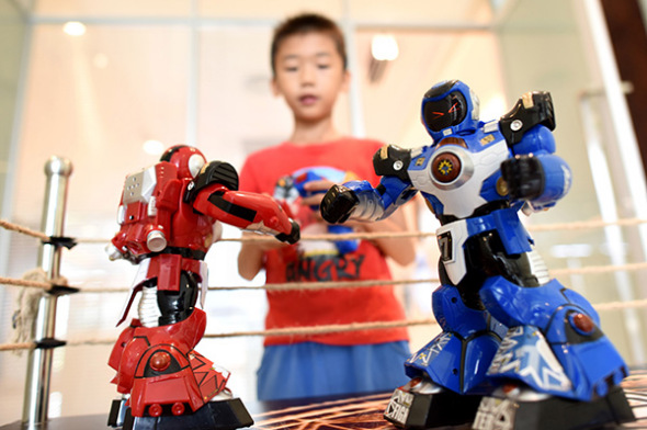 Robots on display at a newly established supermarket for robots in Foshan, Guangdong province. The store, covering 6,000 square meters, showcases various models produced by Chinese companies. (Photo/Xinhua) 