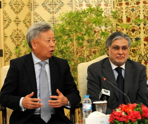 The president-designate of the Asian Infrastructure Investment Bank (AIIB) Jin Liqun (L) and Pakistani Finance Minister Ishaq Dar attend a press conference in Islamabad, capital of Pakistan, on Oct. 7, 2015. (Photo: Xinhua/Ahmad Kamal)
