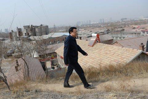 Premier Li pays an inspection tour to Chifeng City, Inner Mongolia in 2014. (File photo/The Beijing News)